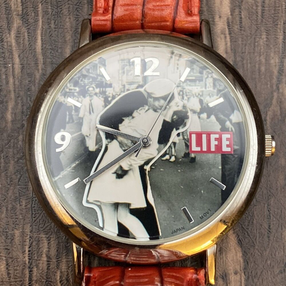Life Watch Captain Kissing Nurse Time Square New Battery